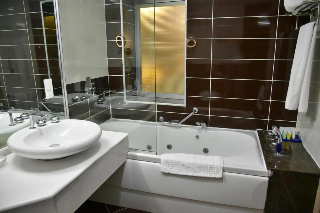 Titanic Hotel & Spa Sulaymaniyah Exterior foto Bathroom with shower door