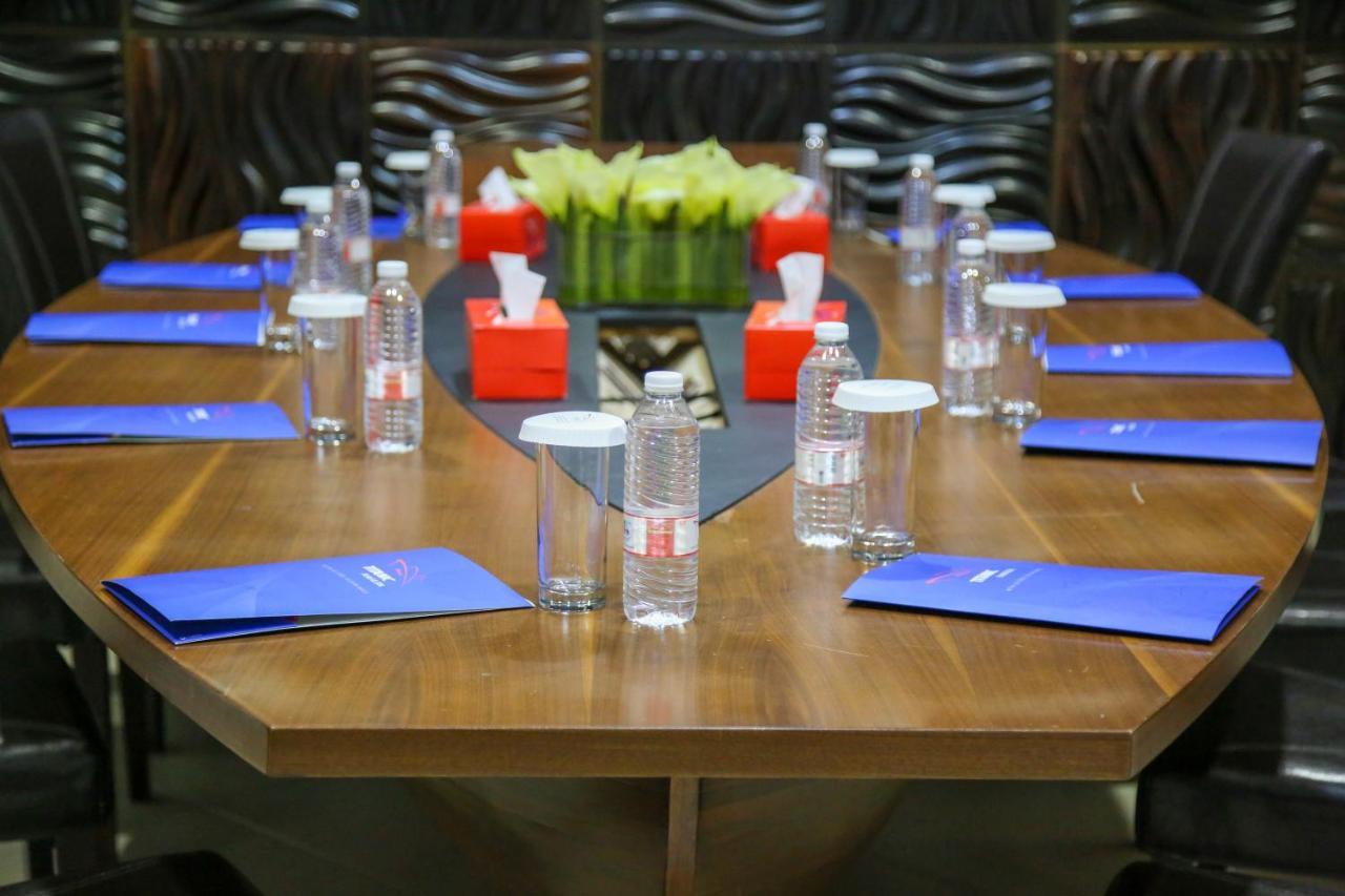 Titanic Hotel & Spa Sulaymaniyah Exterior foto The table at the Pentagon used by the Secretary of Defense