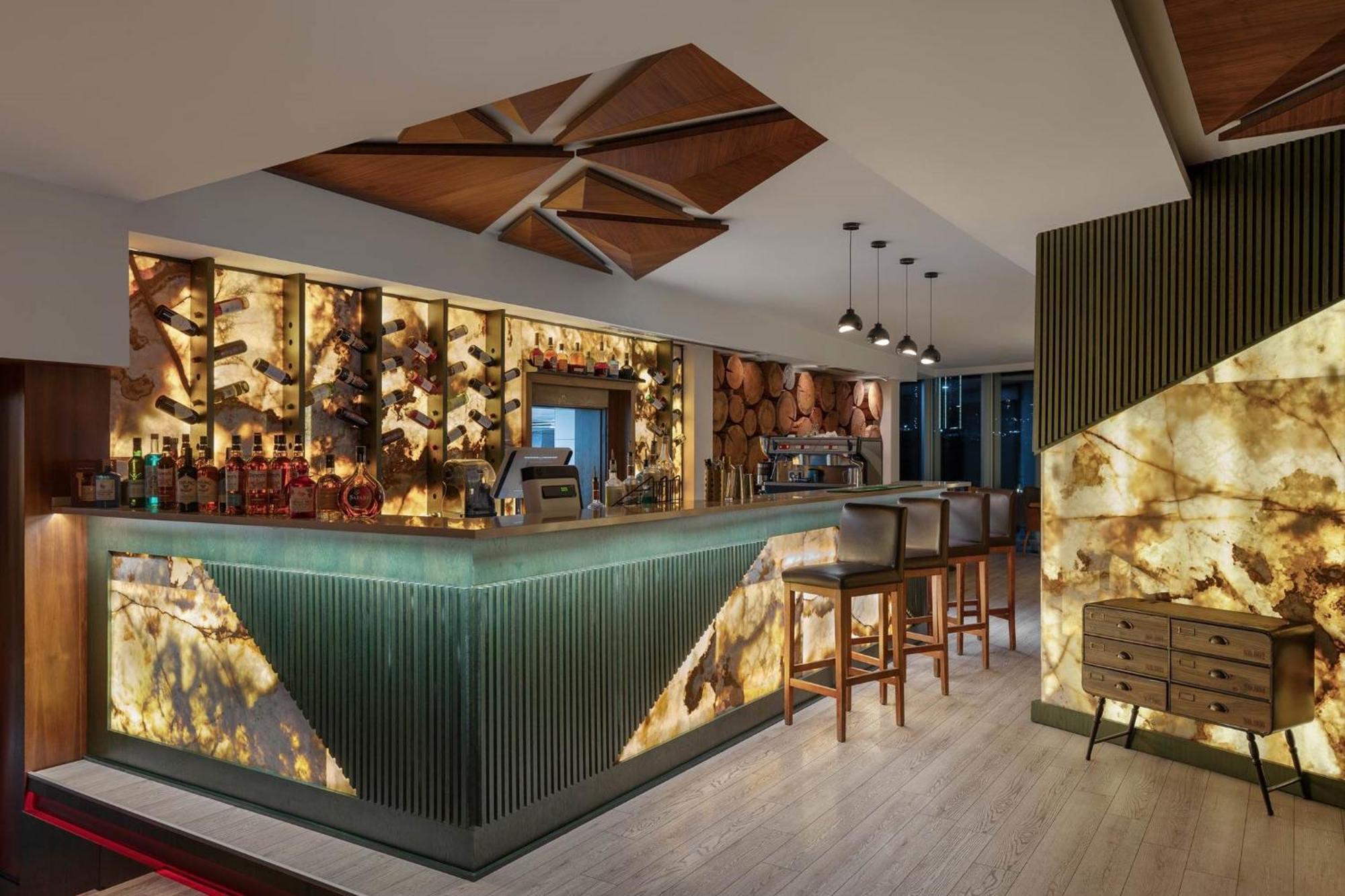 Titanic Hotel & Spa Sulaymaniyah Exterior foto The bar at the 101 bar