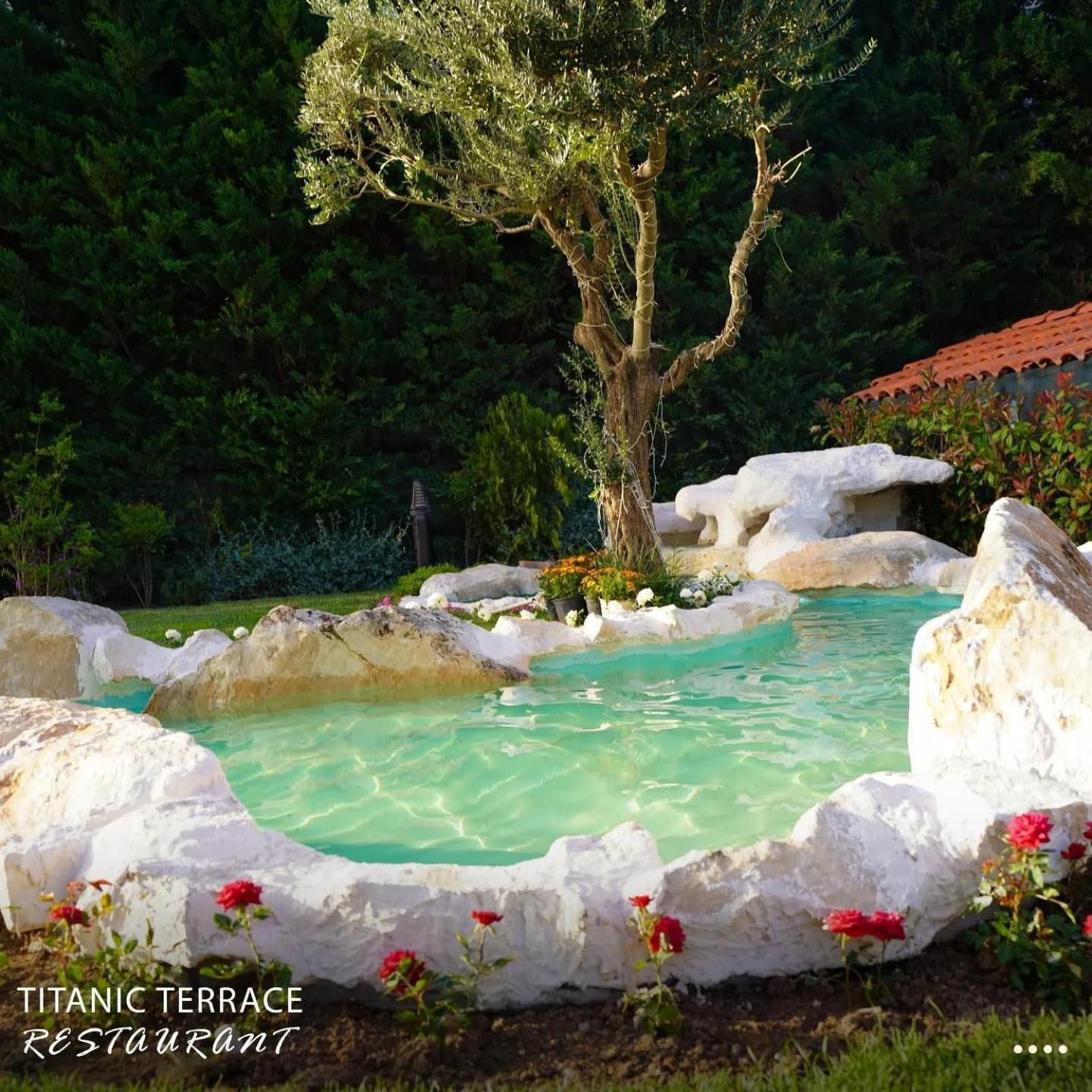 Titanic Hotel & Spa Sulaymaniyah Exterior foto A swimming pool in the shape of a natural pond