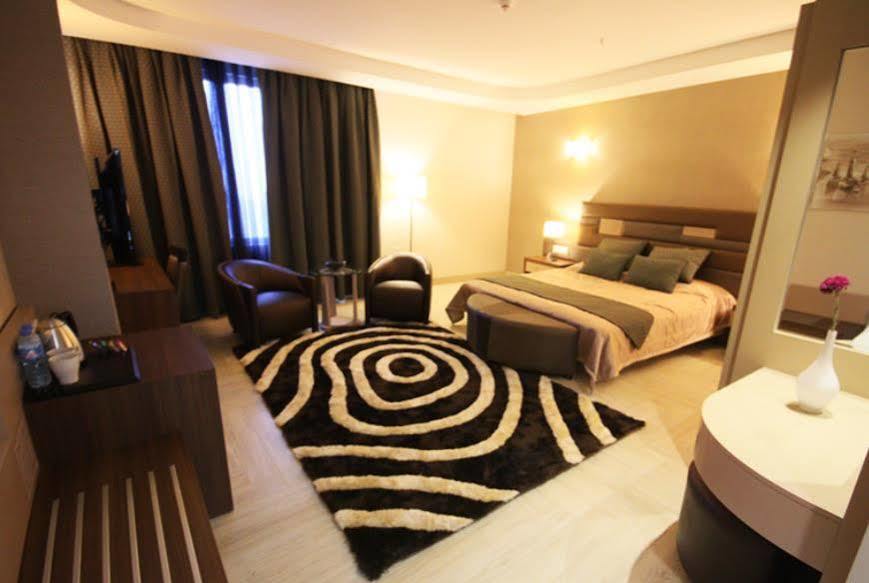 Titanic Hotel & Spa Sulaymaniyah Exterior foto A room at the hotel