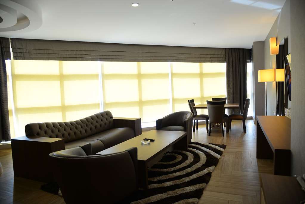 Titanic Hotel & Spa Sulaymaniyah Zimmer foto A living room in a suite at the hotel